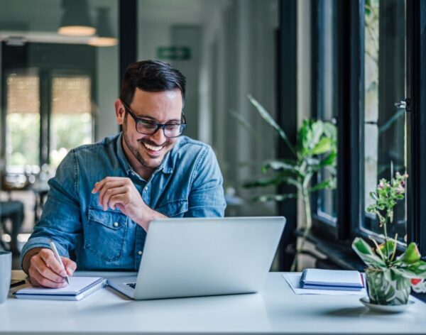 Man-taking-notes-on-lessons-learned-from-outsourced-WordPress-development-1044x697