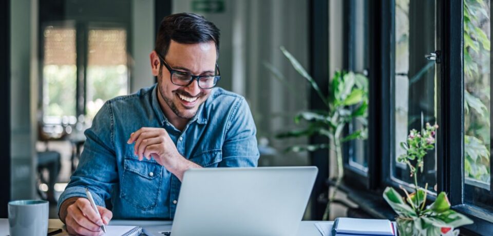 Man-taking-notes-on-lessons-learned-from-outsourced-WordPress-development-1044x697